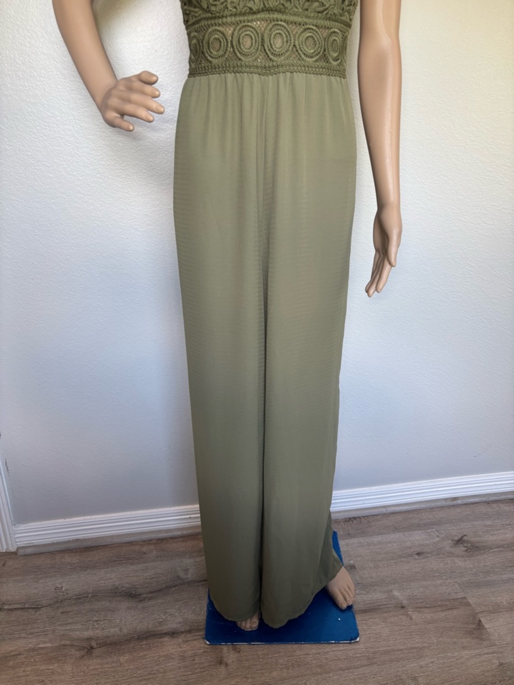 Blashe Olive Crochet Bodice Wide-Leg Jumpsuit Open Back V Neck Like New - Picture 10 of 16